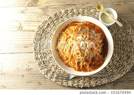A bird's-eye view of a large serving of meat sauce pasta 101678494
