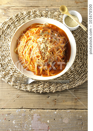 A bird's-eye view of a large serving of meat sauce pasta 101678500