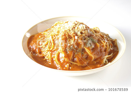 Shoot a large serving of meat sauce pasta on a white background 101678589