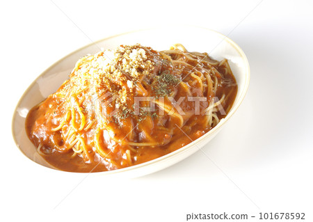 在白色背景上拍攝一大份肉醬意大利面 101678592