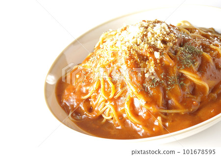 在白色背景上拍攝一大份肉醬意大利面 101678595