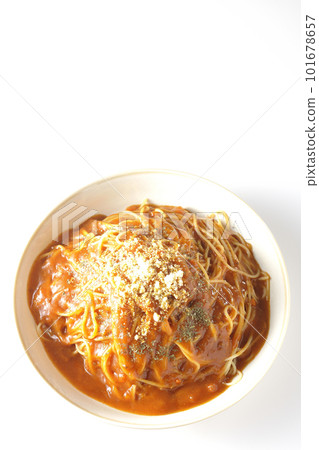 白色背景下一大份肉醬意大利面的鳥瞰圖 白色背景下一大份肉醬意大利面的鳥瞰圖 101678657