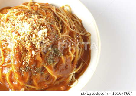 白色背景下一大份肉醬意大利面的鳥瞰圖 101678664