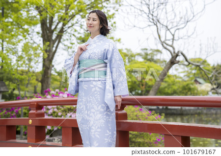 穿著和服在鎌倉觀光的女人 穿著和服在鎌倉觀光的女人 101679167