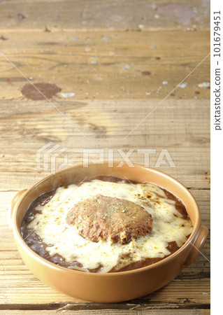 Piping hot curry with lots of cheese and hamburg steak 101679451