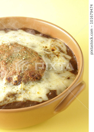 Piping hot curry with lots of cheese and hamburg steak 101679474