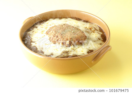 Piping hot curry with lots of cheese and hamburg steak Piping hot curry with lots of cheese and hamburg steak 101679475