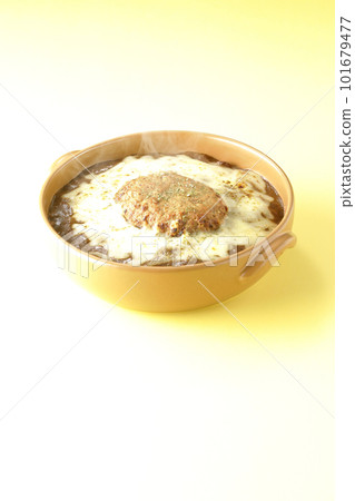 Piping hot curry with lots of cheese and hamburg steak 101679477