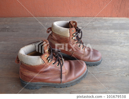 Vintage leather shoes with a lot of walking 101679538