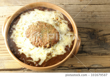 A bird's-eye view of hot curry with plenty of cheese and hamburger 101679587