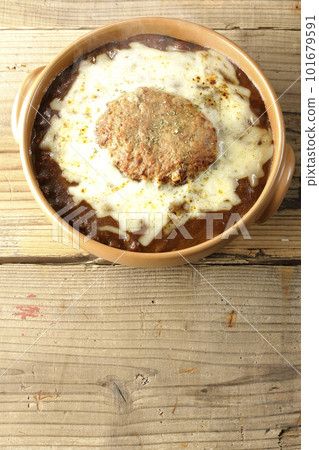 A bird's-eye view of hot curry with plenty of cheese and hamburger 101679591