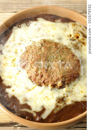 A bird's-eye view of hot curry with plenty of cheese and hamburger A bird's-eye view of hot curry with plenty of cheese and hamburger 101679592