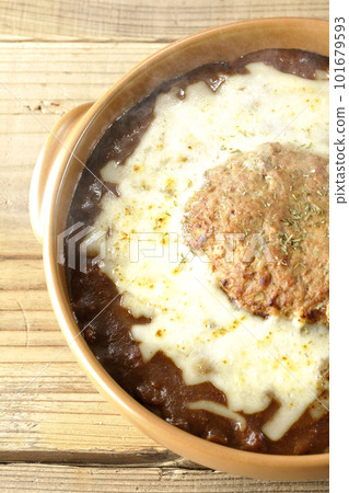 A bird's-eye view of hot curry with plenty of cheese and hamburger 101679593