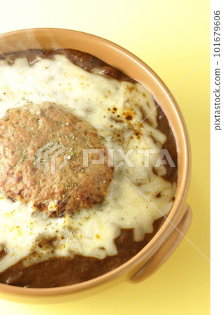 A bird's-eye view of hot curry with plenty of cheese and hamburger A bird's-eye view of hot curry with plenty of cheese and hamburger 101679606