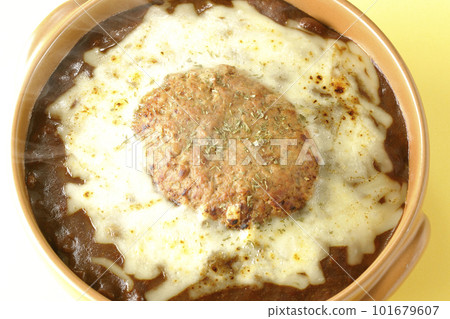 A bird's-eye view of hot curry with plenty of cheese and hamburger 101679607