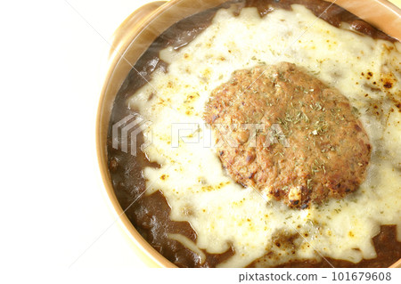 A bird's-eye view of hot curry with plenty of cheese and hamburger 101679608