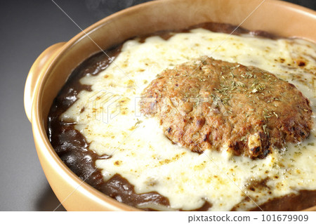 黑色背景中有大量奶酪和漢堡的熱烤咖哩 101679909