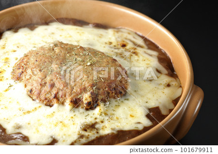 黑色背景中有大量奶酪和漢堡的熱烤咖哩 101679911