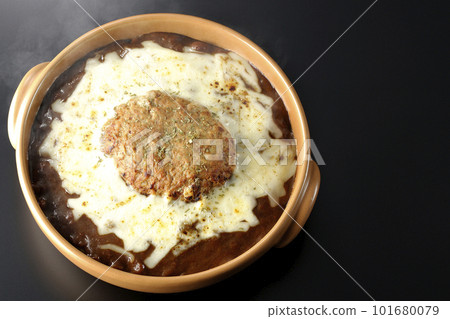 黑色背景中熱咖哩、大量奶酪和漢堡包的鳥瞰圖 黑色背景中熱咖哩、大量奶酪和漢堡包的鳥瞰圖 101680079