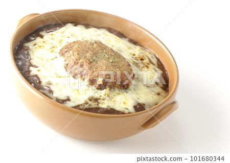 Hot curry with plenty of cheese and hamburger on white background 101680344