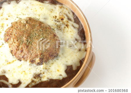 A bird's-eye view of a hot curry with plenty of cheese and hamburger on a white background A bird's-eye view of a hot curry with plenty of cheese and hamburger on a white background 101680368