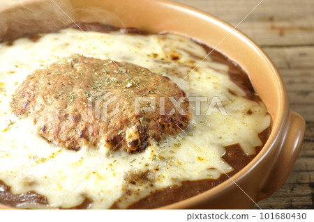 Piping hot curry with lots of cheese and hamburg steak Piping hot curry with lots of cheese and hamburg steak 101680430