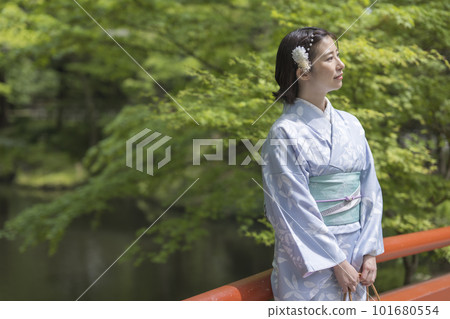 A woman sightseeing in Kamakura in a kimono A woman sightseeing in Kamakura in a kimono 101680554