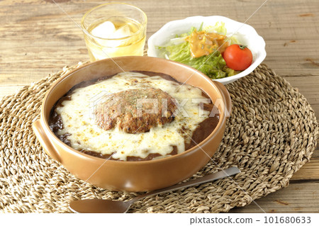 Piping hot curry and salad topped with plenty of cheese and hamburger 101680633