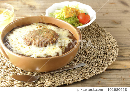 Piping hot curry and salad topped with plenty of cheese and hamburger 101680638