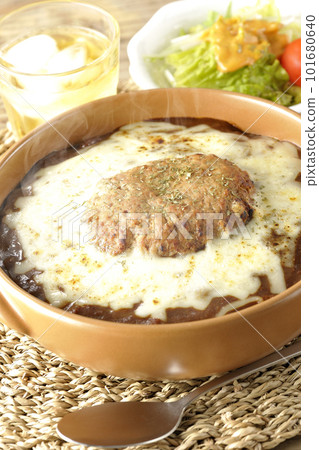 Piping hot curry and salad topped with plenty of cheese and hamburger Piping hot curry and salad topped with plenty of cheese and hamburger 101680640