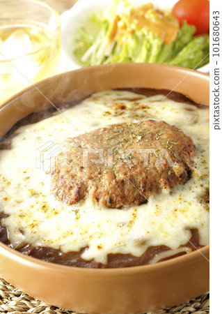Piping hot curry and salad topped with plenty of cheese and hamburger 101680643