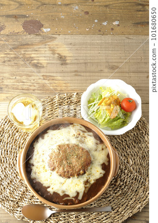 Piping hot curry and salad topped with plenty of cheese and hamburger 101680650
