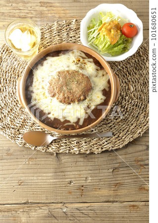 滾燙的咖哩和沙拉配上大量的奶酪和漢堡包 101680651