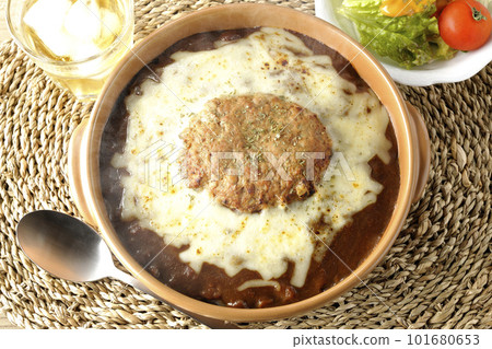 Piping hot curry and salad topped with plenty of cheese and hamburger 101680653