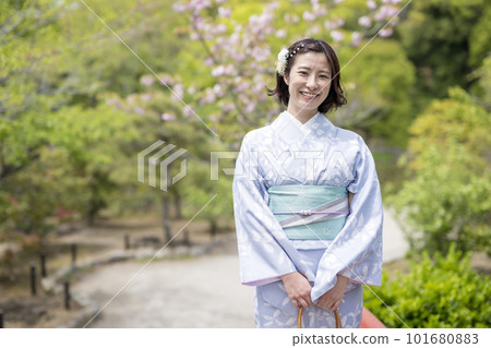 穿著和服在鎌倉觀光的女人 穿著和服在鎌倉觀光的女人 101680883