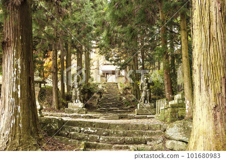 二子寺和仁王像,國東半島的古寺,綠樹成蔭的參拜道,大分觀光地,能量景點 二子寺和仁王像,國東半島的古寺,綠樹成蔭的參拜道,大分觀光地,能量景點 101680983