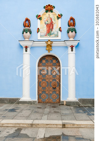 Old gates to the house Old gates to the house 101681043