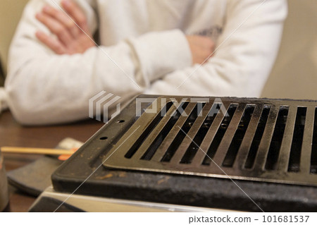Yakiniku restaurant's gas yakiniku grill, man waiting for meat 101681537