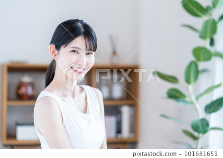 感覺滋潤的中年婦女。 感覺滋潤的中年婦女。 101681651