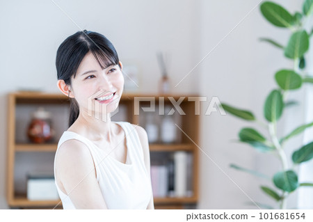 A middle-aged woman who feels moisturized. A middle-aged woman who feels moisturized. 101681654