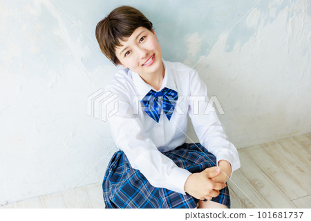 微笑坐著的女高中生 微笑坐著的女高中生 101681737