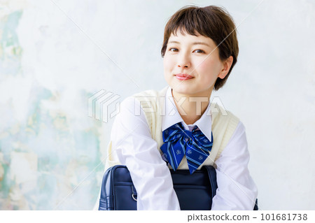 微笑坐著的女高中生 101681738