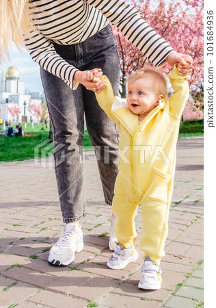 Baby's first steps with loving mother's help Baby's first steps with loving mother's help 101684936
