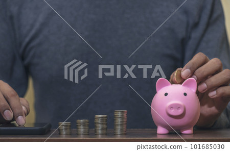 Investor online saving concept Investor online saving concept 101685030