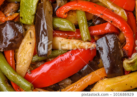 Delicious vegetables steamed peppers, asparagus beans and potatoes 101686929