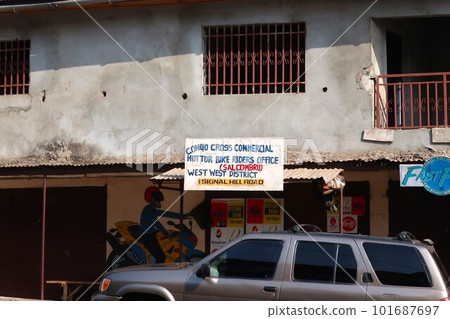 塞拉利昂共和國首都弗里敦剛果十字附近的摩托車出租車工會辦公室 101687697