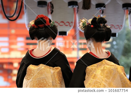 Maiko two people back 101687754