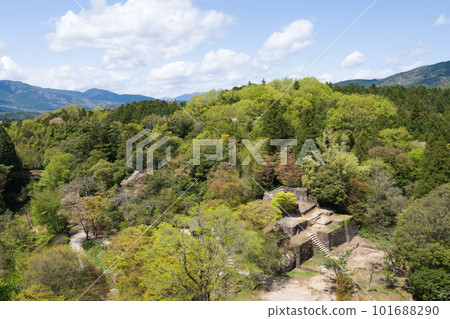 Surrounded by fresh greenery, the Oyagura ruins of Naegi Castle Ruins (Nakatsugawa City, Gifu Prefecture) Surrounded by fresh greenery, the Oyagura ruins of Naegi Castle Ruins (Nakatsugawa City, Gifu Prefecture) 101688290