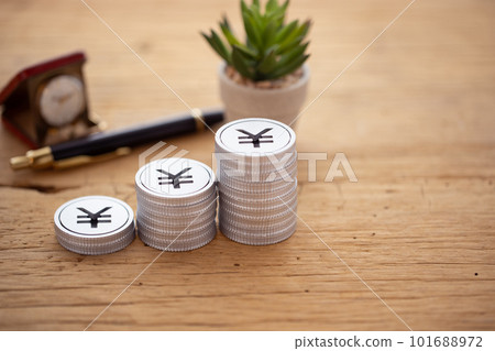 錢（日元）堆積在桌子上 101688972