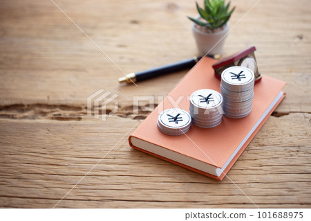 堆積在書上的錢（日元） 101688975